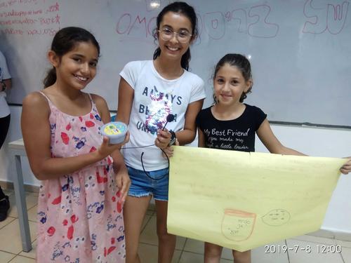 ילדות מציגות פעילויות יצירה שהכינו